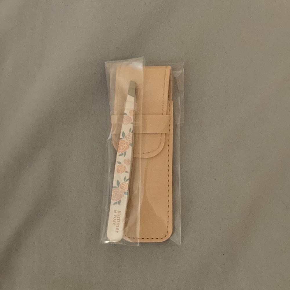 Summer and Rose tweezer with pouch